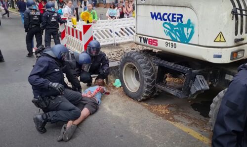 Brutale Szenen: Wie Berliner Polizei bei der verbotenen "Corona-Demo" zugriff